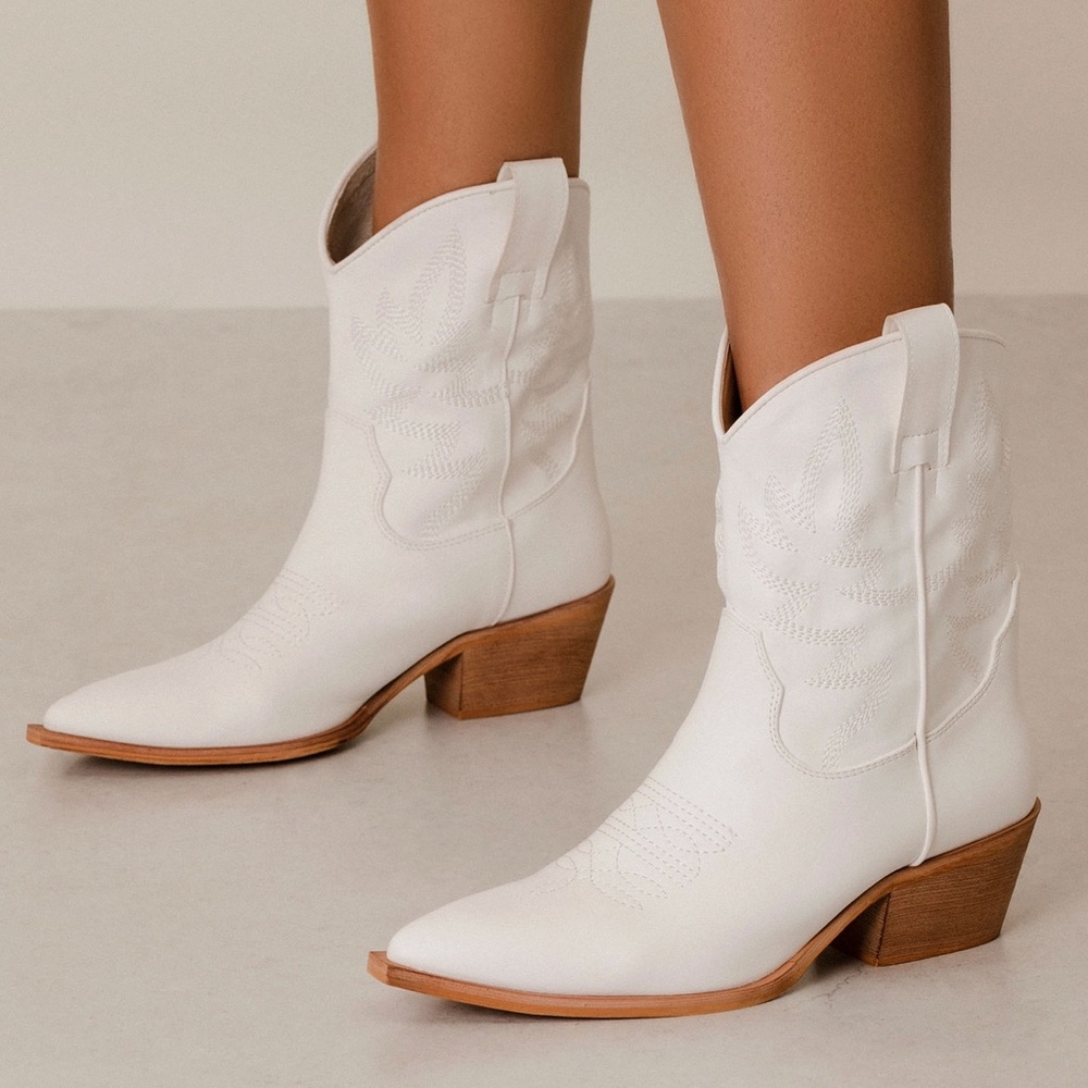 MIIM Claire White Vegan Leather Festival Embroidered Low Cowboy Bootie Size 7 - Picture 3 of 6